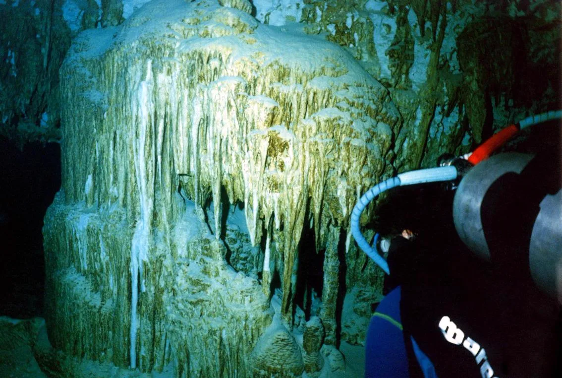 Contraluz en la zona de caverna con luz natural visible