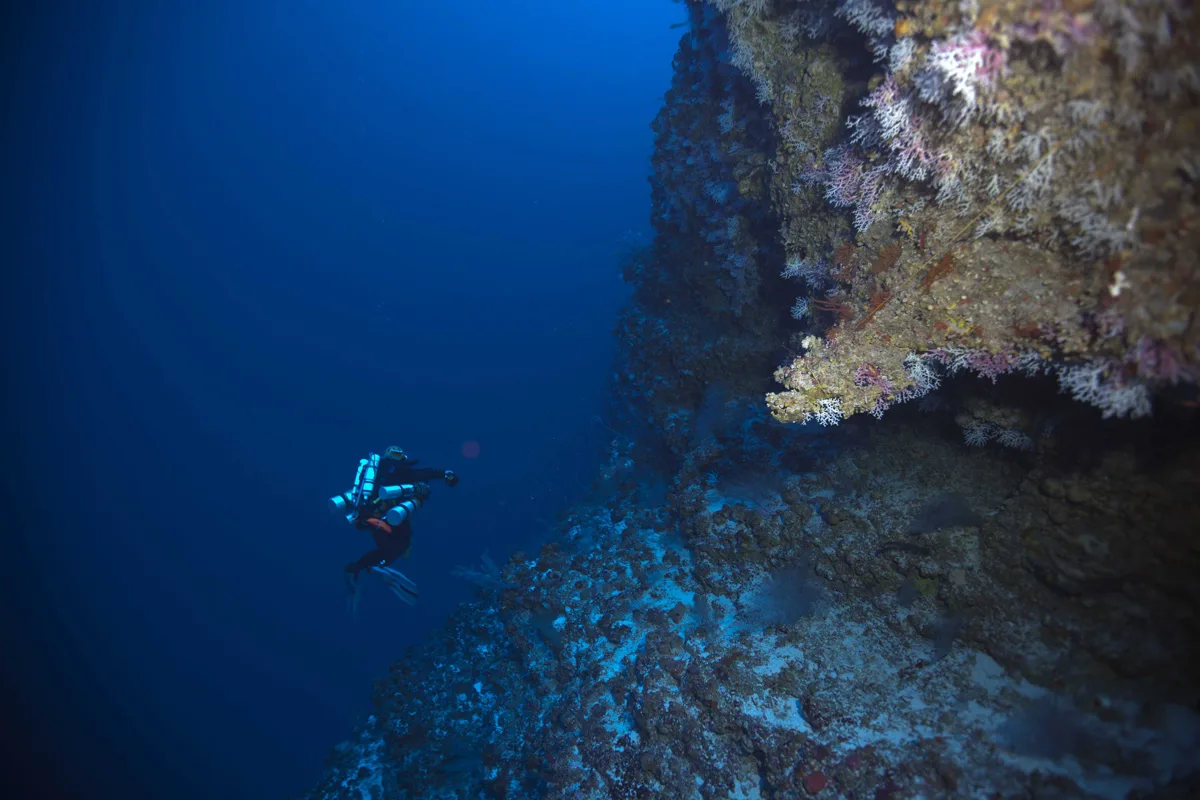 Buceador técnico manteniendo trimado neutro en entorno de caverna y cueva