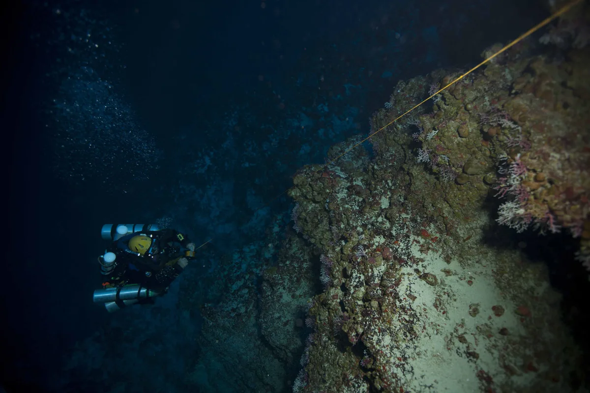 Exploración técnica en cueva siguiendo el hilo guía
