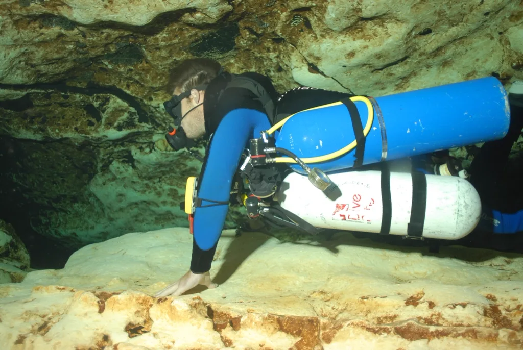 Buceador técnico en sidemount con acceso visual directo a las válvulas