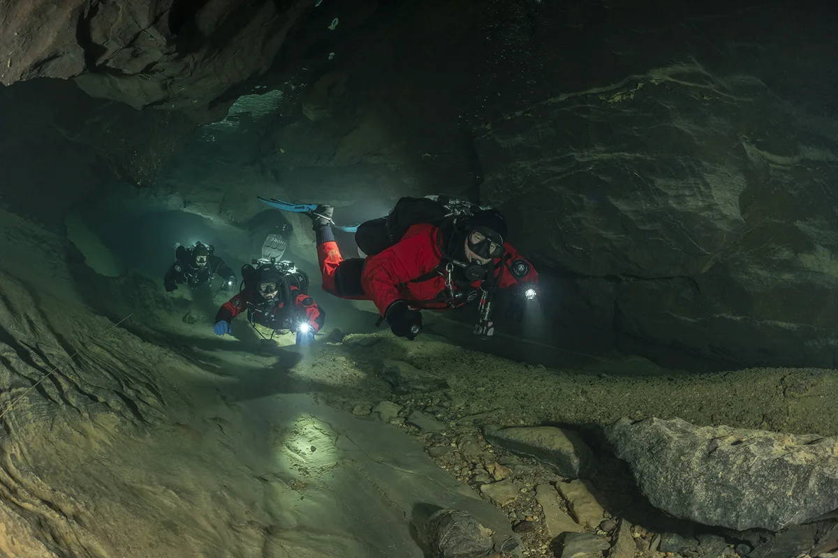 Equipo de espeleobuceadores en galería subterránea